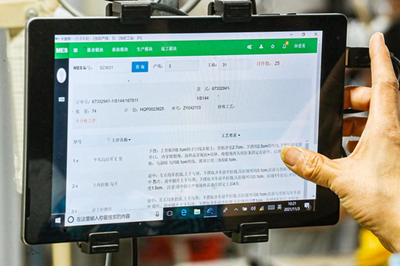 工賦青島 智造強市② | 定制西服2分40秒智能剪裁成型！探訪青島67年服裝企業的“數字蝶變”